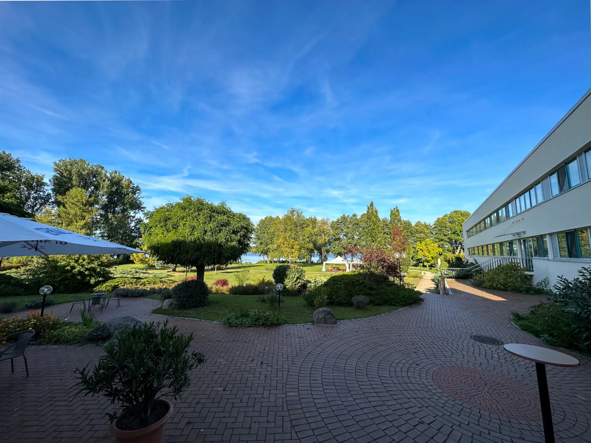 Der Wandlitzsee und der Park rund um das Seepark Hotel