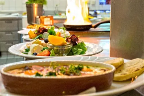 Frisch zubereitete Speisen am Buffet des Seepark Hotels