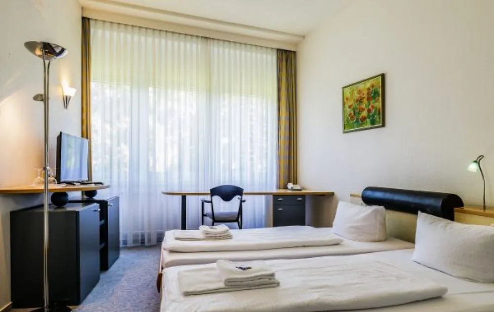 Behagliches Einzelzimmer im Seepark Hotel mit Schreibtisch